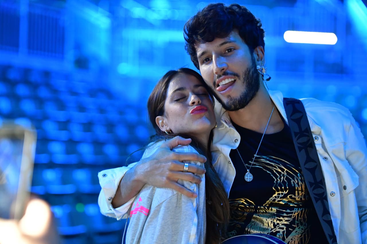 Sebastián Yatra arribó al último día de ensayos de Premios Juventud acompañado de su novia, la también cantante, Tini Stoessel.