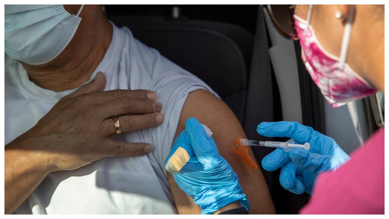 Si soy un inmigrante indocumentado ¿puedo recibir la vacuna de refuerzo del covid-19 en Miami?