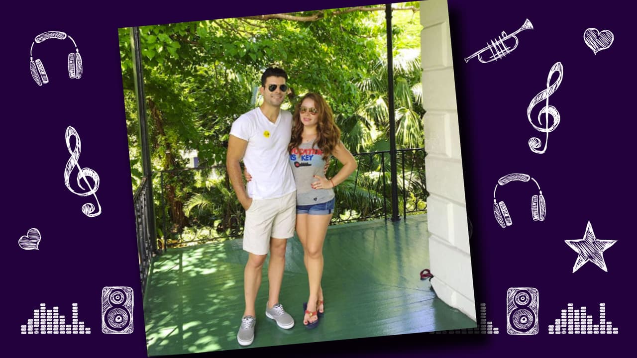 Adrián y Sandra se conocieron durante las grabaciones de la telenovela Rosario en 2013. El actor participó en el reality Protagonistas y es todo un galán. La relación de ambos es como todo un cuento de hadas. Ambos disfrutan compartir con la familia, practicar deportes extremos y mantenerse en forma. Adrián apoya 100 por ciento a Sandra en esta nueva aventura musical. Esta parejita y nos encanta y esperamos duren mucho tiempo.