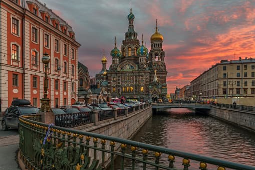 <b>San Petersburgo, Rusia.- </b>Es la segunda ciudad más importante y poblada de Rusia, luego de Moscú. Según Helen Fanthorpe, sus 44 islas, hermosos palacios en colores pastel, más de 400 puentes, imponentes mansiones, iglesias con coloridas cúpulas de cebolla y jardines y parques paisajísticos son un bello atractivo para los viajeros ansiosos de conocer la historia, cultura y arquitectura de este país.