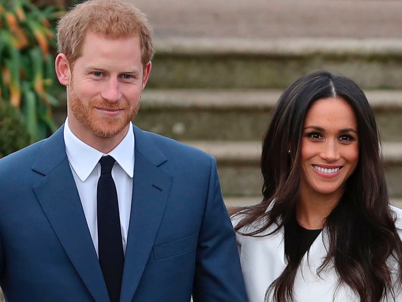La pareja ofreció una entrevista de 20 minutos en donde hablaron de cómo se enamoraron y cómo disfrutaron su relación en privado, durante seis meses. Además, Meghan contó cómo el príncipe la convenció de pasar cinco días acampando y disfrutando de las estrellas en Botsuana.