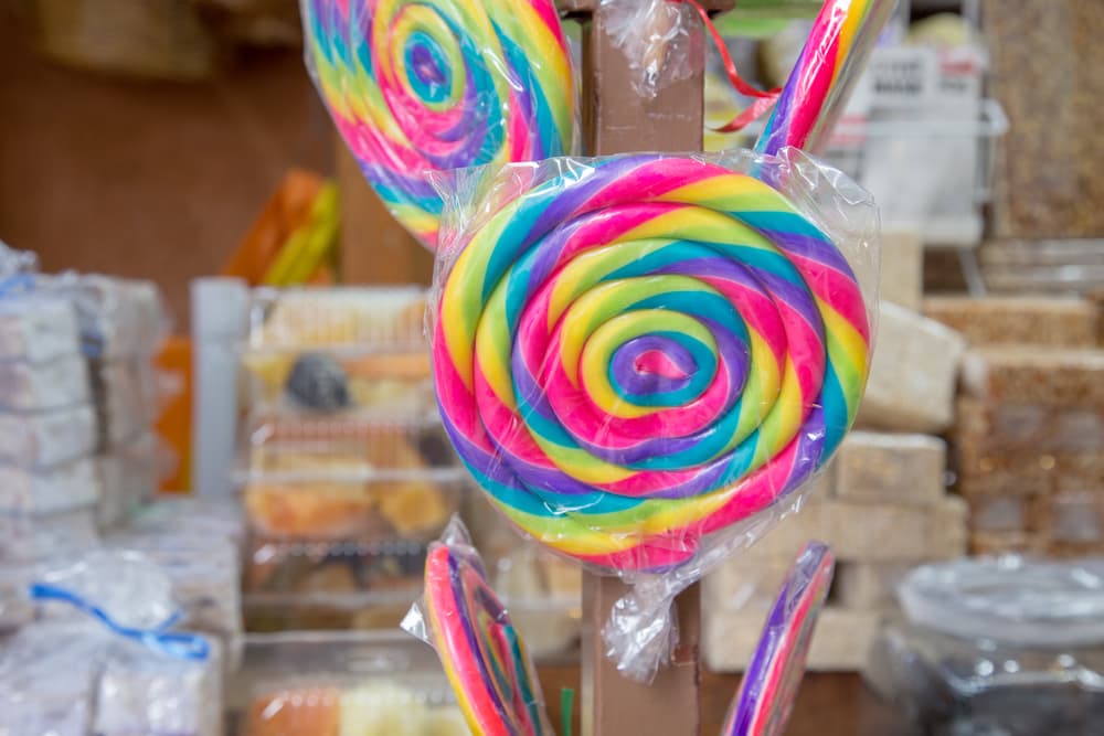 <b>CÁNCER</b>
<br>Tú eres cariñoso, dulce y te encanta lo tradicional, aquello que te evoque lindas memorias y recuerdos. ¿Qué mejor que una paleta? Desde una pequeñita con chicle adentro o una grandísima de varios sabores, como las que disfrutábamos cuando éramos niños traviesos.