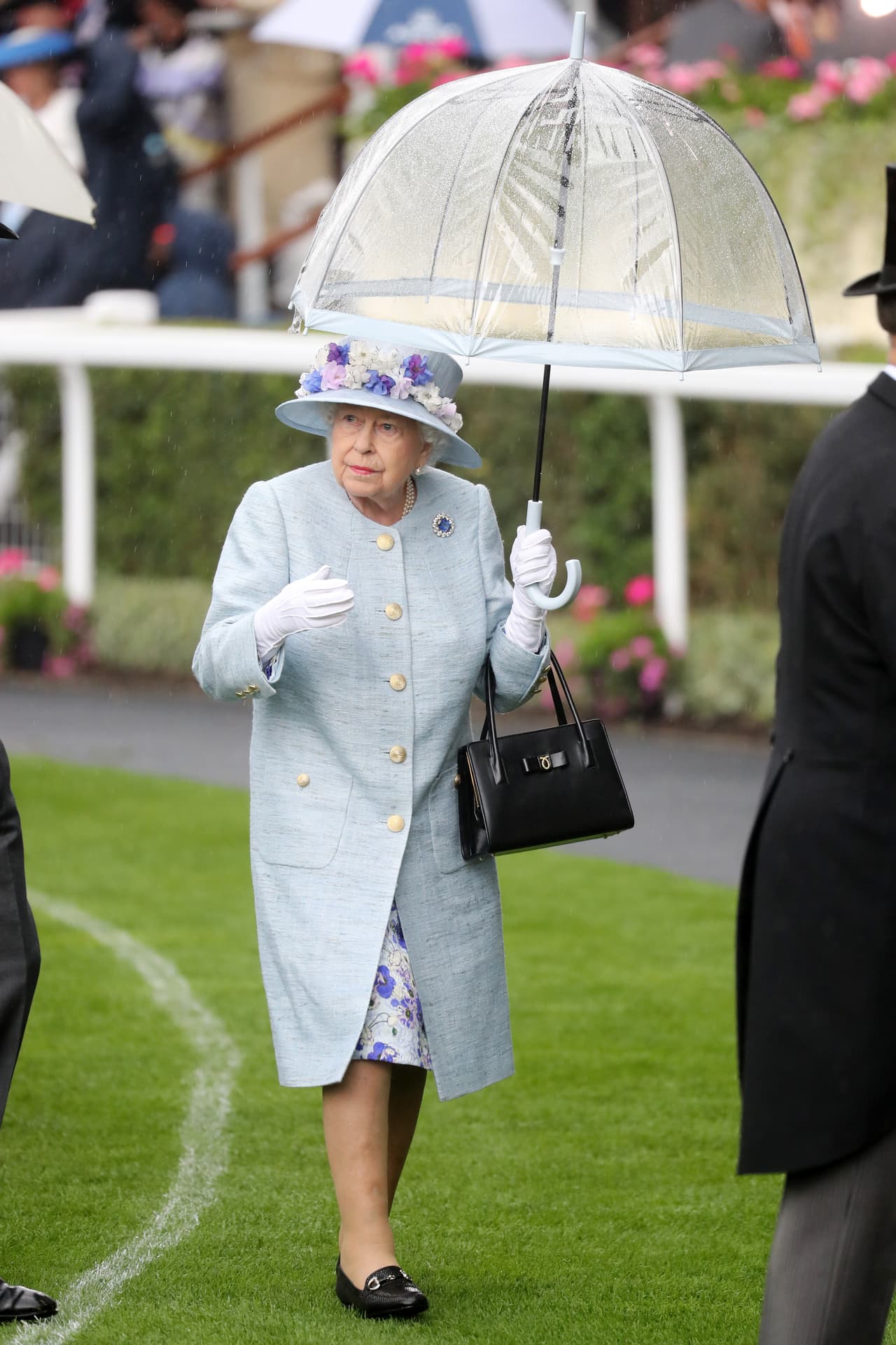 "La reina
<b><a href="https://www.univision.com/estilo-de-vida/moda/la-obsesion-de-la-reina-isabel-ii-por-combinar-sus-atuendos-llega-hasta-la-sombrilla-literalmente-fotos" target="_blank"> tiene muy poco tiempo</a></b> para sí misma y no tiene tiempo para usar sus propios zapatos, y como compartimos el mismo tamaño de zapatos, tiene más sentido de esta manera", narró la modista.