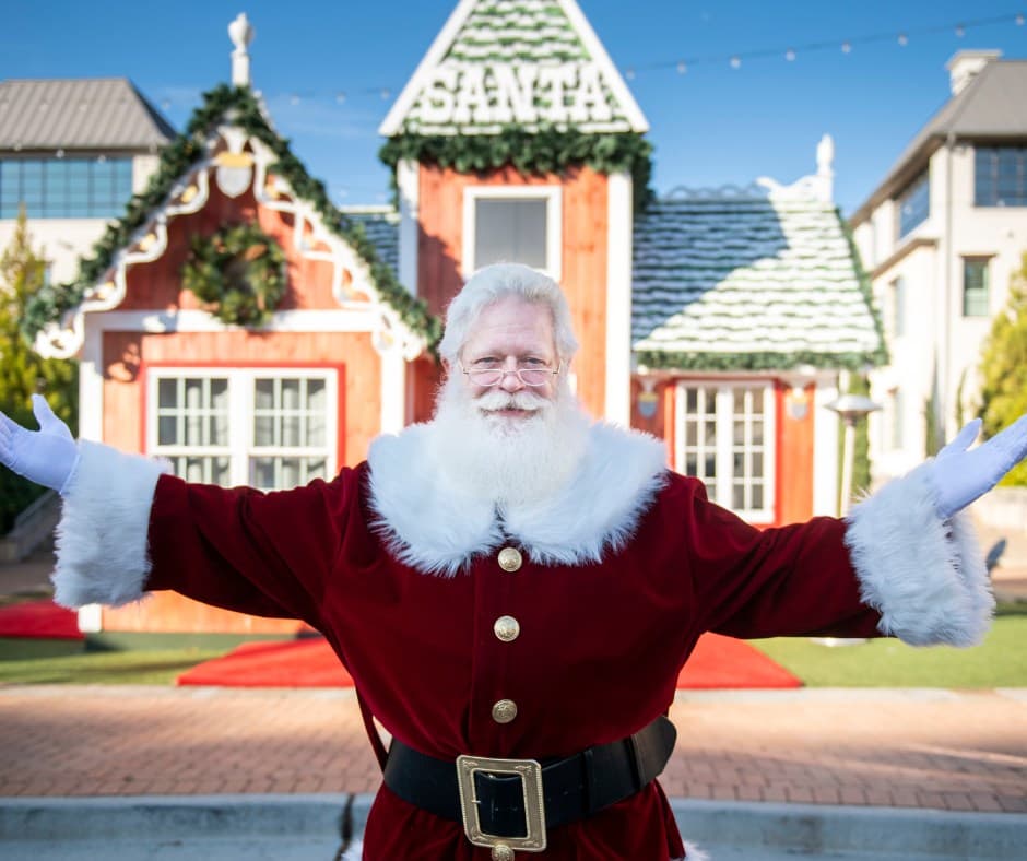 <b>Lugar</b>: Avalon
<br>
<b>Fechas</b>: Hasta el 24 de diciembre
<br>
<b>Dirección:</b> 900 Third St. Alpharetta, GA
<br>
<b>Sitio web</b>:
<a href="https://experienceavalon.com/events/santa-at-avalon/">https://experienceavalon.com/events/santa-at-avalon/</a>
<br>
<br>Se requiere reservación para tomarse fotos con Santa en este centro comercial.