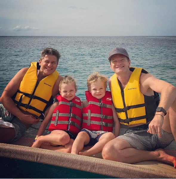 Neil Patrick Harris y su pareja David Burtka de vacaciones con sus gemelitos, Harper y Gideon.