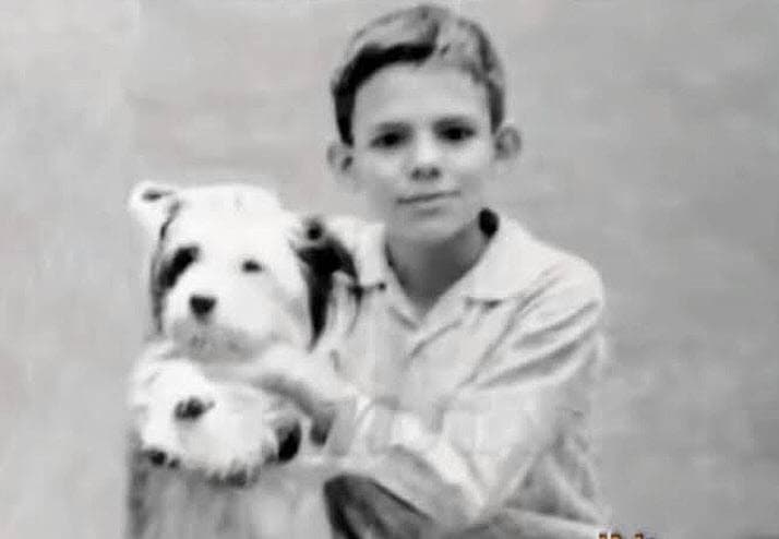 Es notorio cuando se comparan las fotografías del intérprete de 'El triste' cuando era niño con las del bebé.