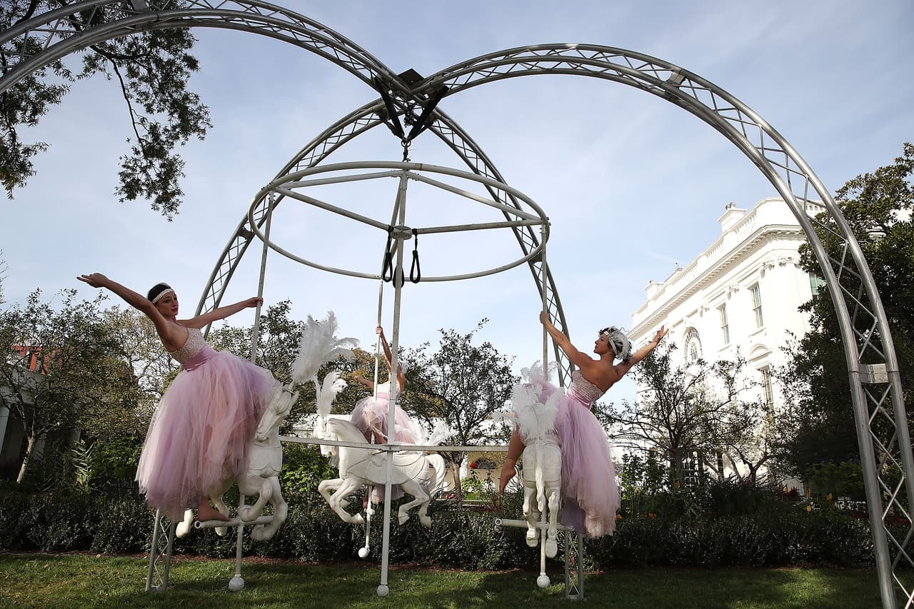 Unas bailarinas danzaron en un carrusel improvisado en el jardín, el South Lawn de la Casa Blanca.
