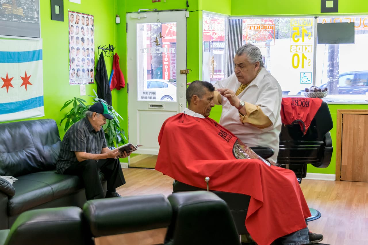 Vecinos de Pilsen han notado como el barrio, en su mayoría hispano, poco a poco se va transformando con la llegada de otros grupos étnicos.