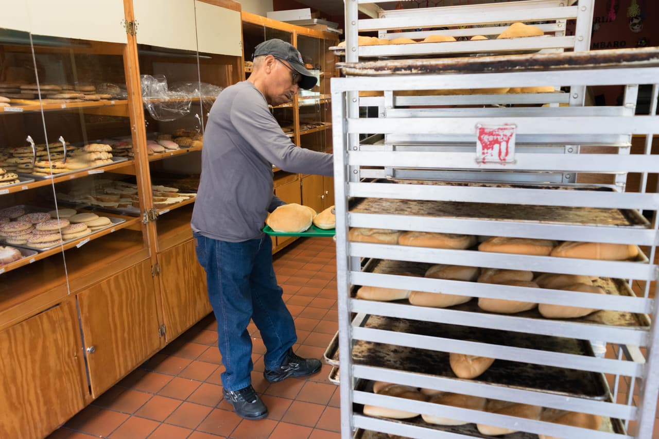 Vecinos de Pilsen han notado como el barrio, en su mayoría hispano, poco a poco se va transformando con la llegada de otros grupos étnicos.