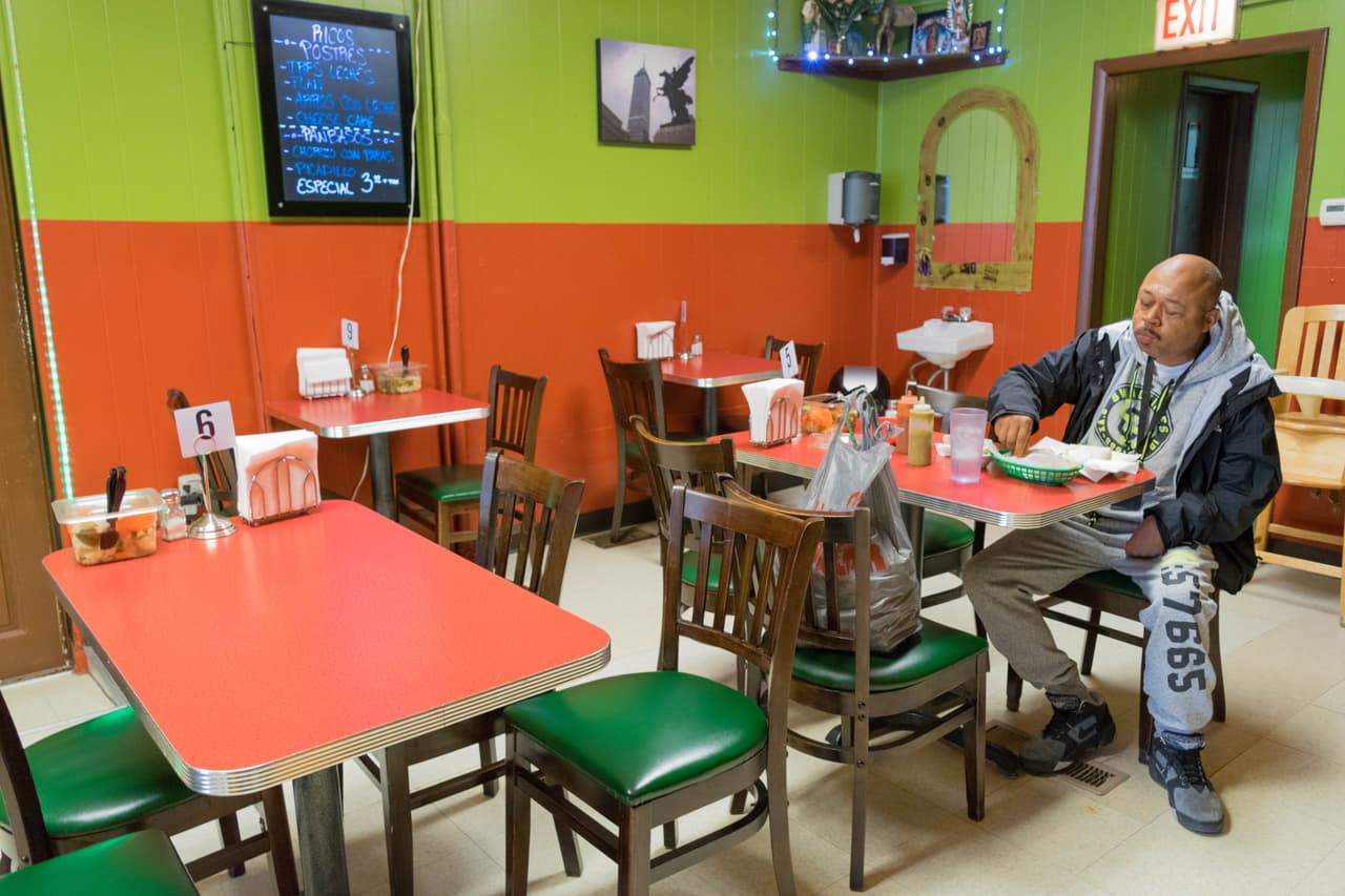 Vecinos de Pilsen han notado como el barrio, en su mayoría hispano, poco a poco se va transformando con la llegada de otros grupos étnicos.