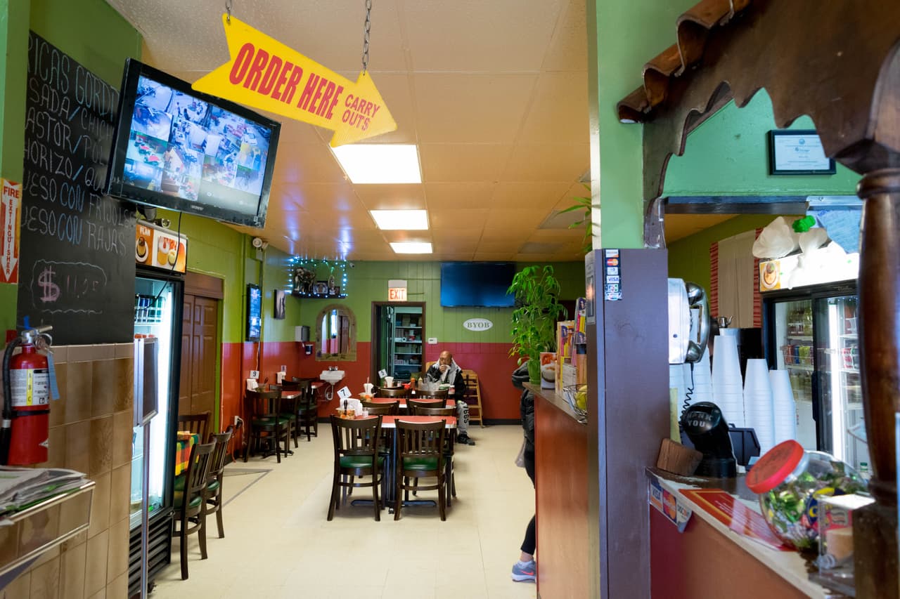 Vecinos de Pilsen han notado como el barrio, en su mayoría hispano, poco a poco se va transformando con la llegada de otros grupos étnicos.