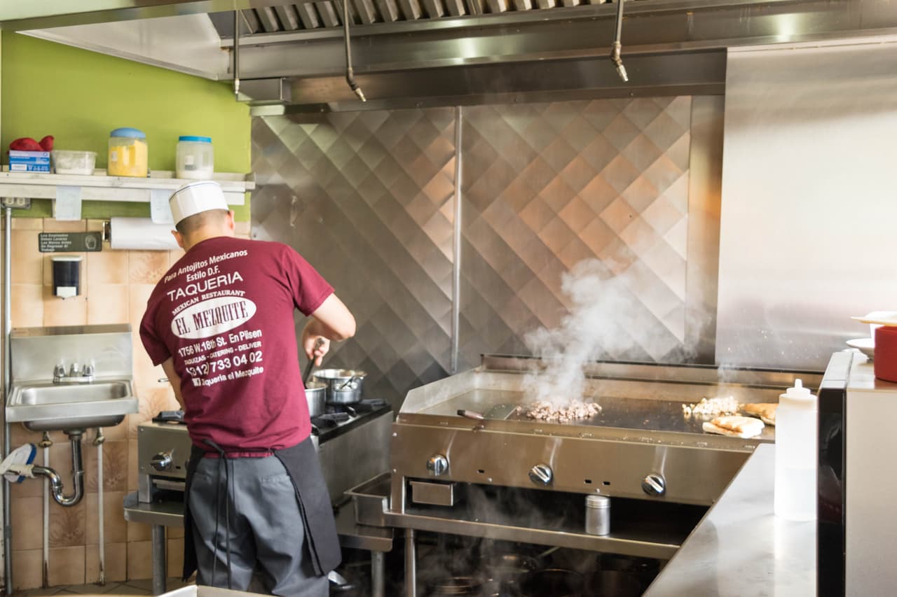Vecinos de Pilsen han notado como el barrio, en su mayoría hispano, poco a poco se va transformando con la llegada de otros grupos étnicos.