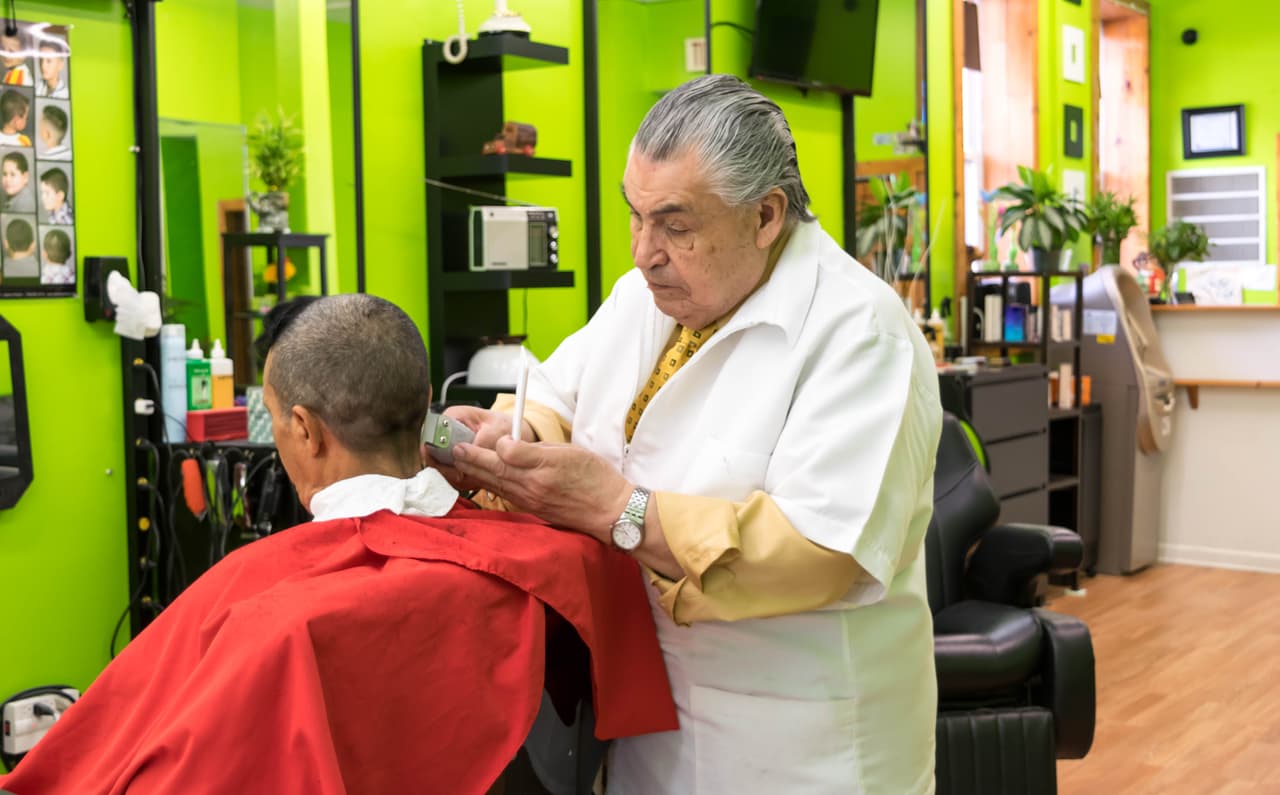 Vecinos de Pilsen han notado como el barrio, en su mayoría hispano, poco a poco se va transformando con la llegada de otros grupos étnicos.