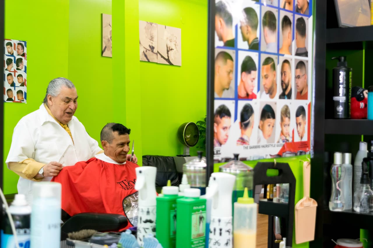 Vecinos de Pilsen han notado como el barrio, en su mayoría hispano, poco a poco se va transformando con la llegada de otros grupos étnicos.