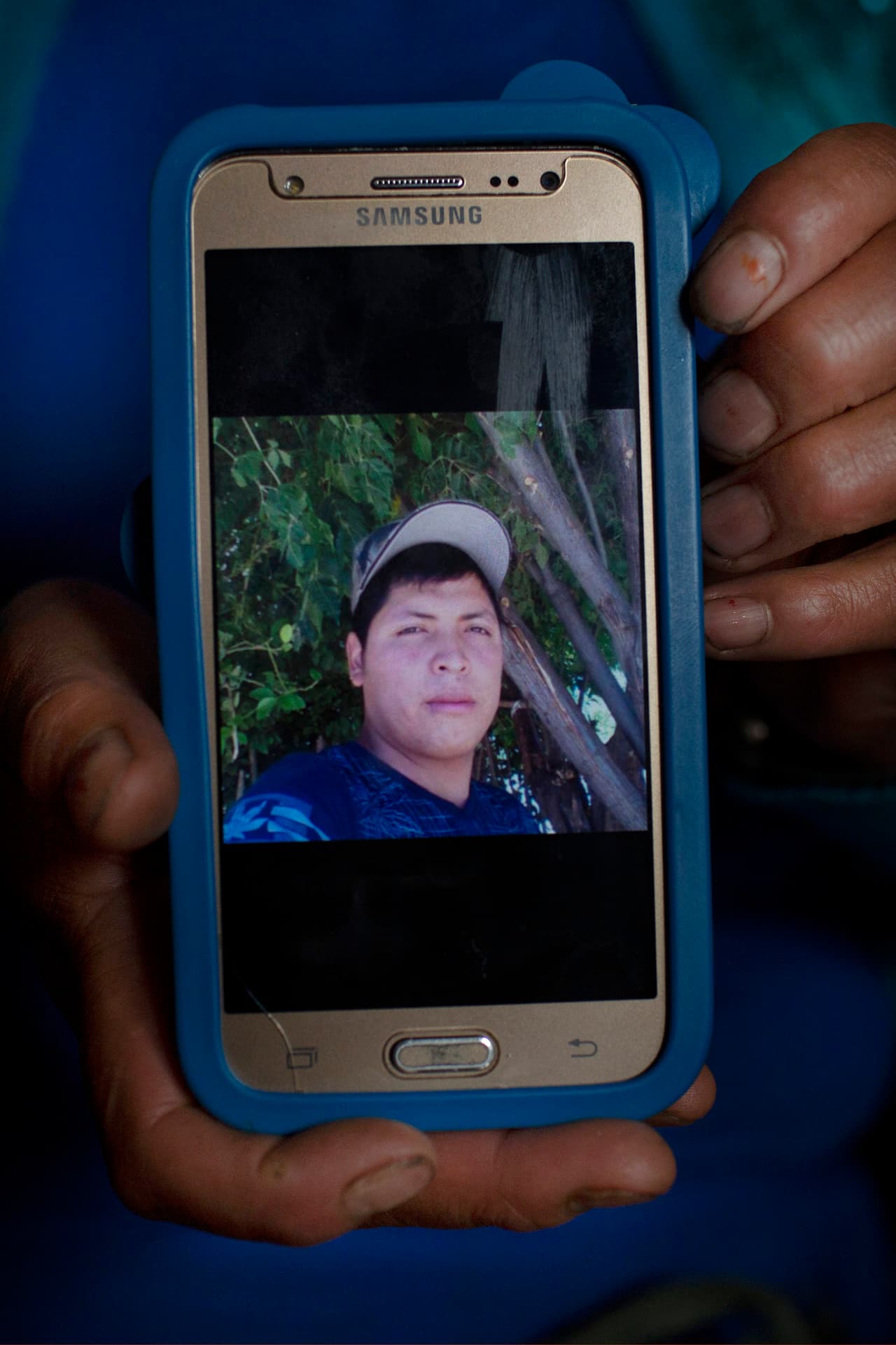 La foto de Marco Pérez está en el celular de su madre. El joven salió de su casa con una muda de ropa y dos botellones de agua que le dijeron que lleve.