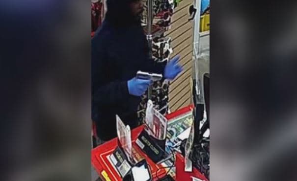 Buscan a hombre sospechoso de robar una gasolinera a punta de pistola en Santa Rosa