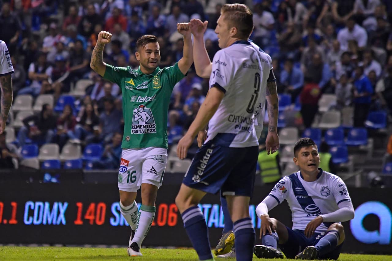 El chileno Jean Meneses (izquierda) dejó sin opción al arquero rival, Nicolás Vikonis, para llegar a su cuarto gol en el
<a href="https://www.univision.com/deportes/futbol/liga-mx/*">Clausura 2019.</a>
