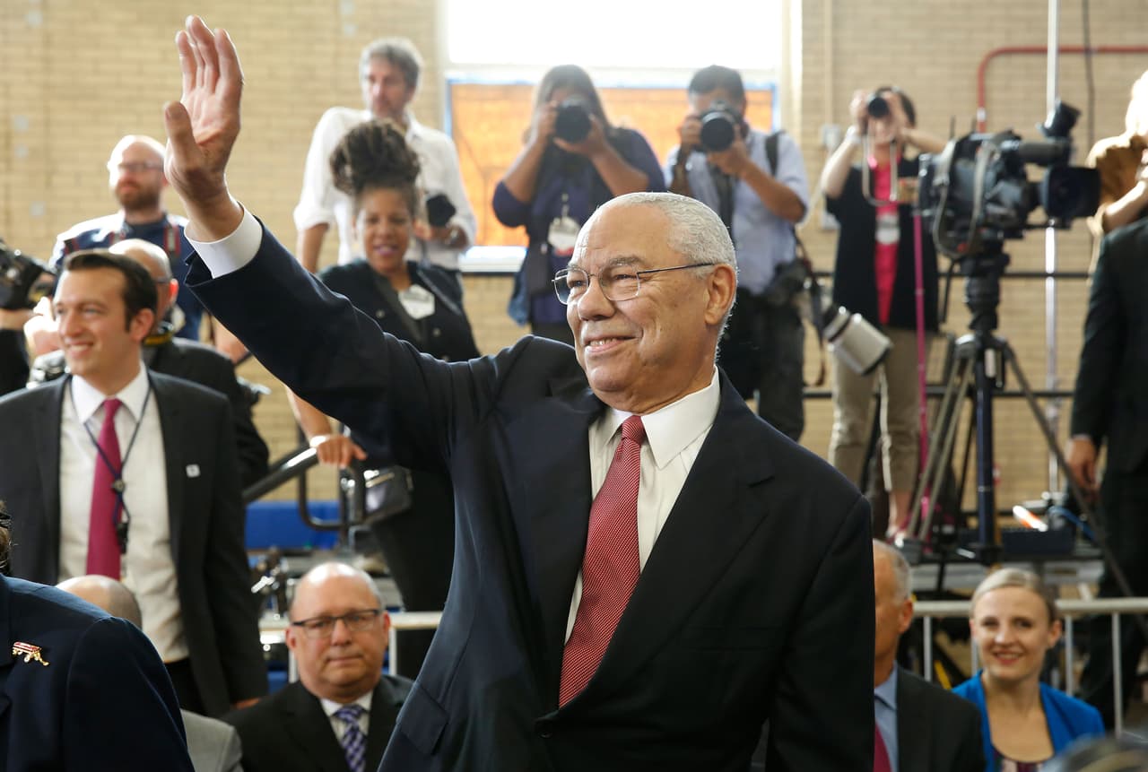 <b>Colin Powell, 84 años</b>
<br>
<br>Exsecretario de Estado
<br>
<br>(5 abril 1937 - 18 de octubre 2021)
<br>
<br>Este militar alcanzó el rango de general de cuatro estrellas en el Ejército y fue el primer afroestadounidense en liderar el Estado Mayor Conjunto. Bajo el mando del expresidente George W. Bush se convirtió en el primer Secretario de Estado afroestadounidense en la historia.
<br>