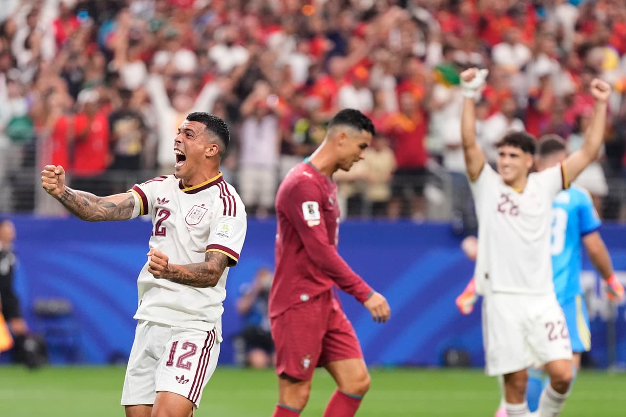 Los españoles Pedro Porro (12) y Pau Cubarsí (22) y el portugués Cristiano Ronaldo reaccionan tras la victoria de España sobre Portugal en el partido de octavos de final de la Copa del Mundo de fútbol, disputado en Arlington, Texas —cerca de Dallas—, el lunes 6 de julio de 2026.