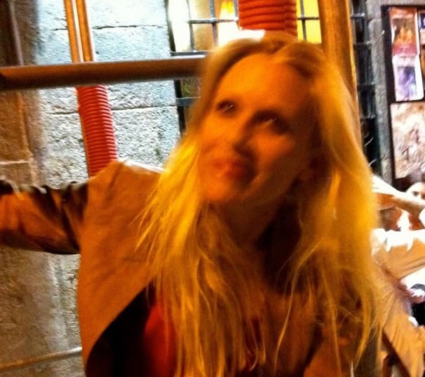 Se trata de 
<b>Winston C. Carney,</b> quien apareció entre las tres nueras que firman la publicación.
<br>