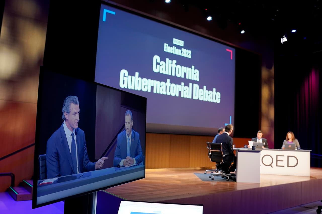 La moderadora Marisa Lagos le preguntó a Newsom si se comprometería a servir los cuatro años si es reelegido y él dijo "sí". Newsom defendió su campaña nacional y dijo que “apenas” dejó el estado para enfrentarse a los líderes republicanos nacionales, quienes, según él, están prohibiendo los libros y “degradando” a la comunidad LGBT. “Este es un momento serio en la historia de Estados Unidos”, dijo Newsom. "He tenido suficiente. Así que me pondré de pie con orgullo y felicidad”.
<br>