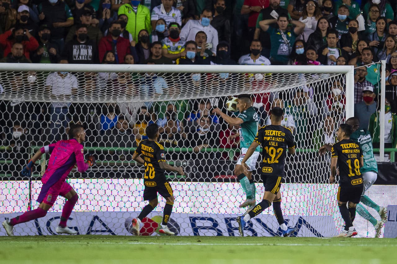 En la recta final, Mena encontró el doblete tras varios avisos de León para sellar el pase a la Final.