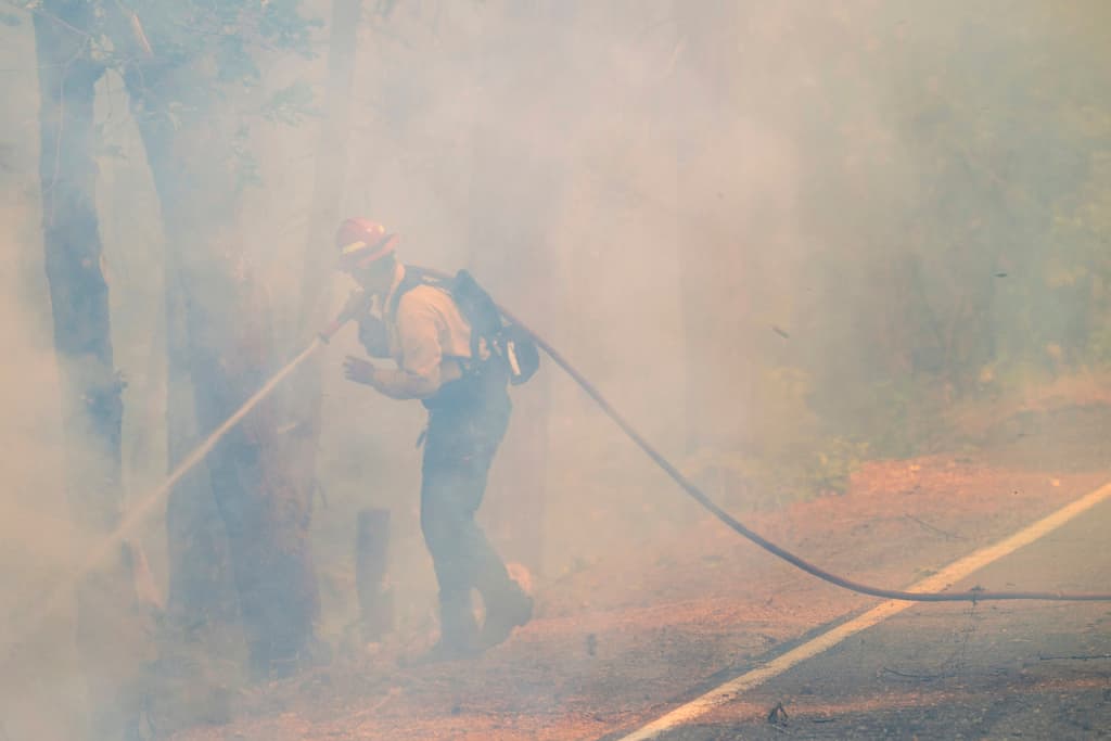 Cerca de 4,000 bomberos trabajan en el operativo de contención del incendio al norte de California.