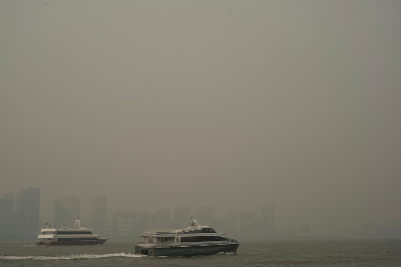Los edificios de Jersey City ocultos en medio del humo de los incendios.