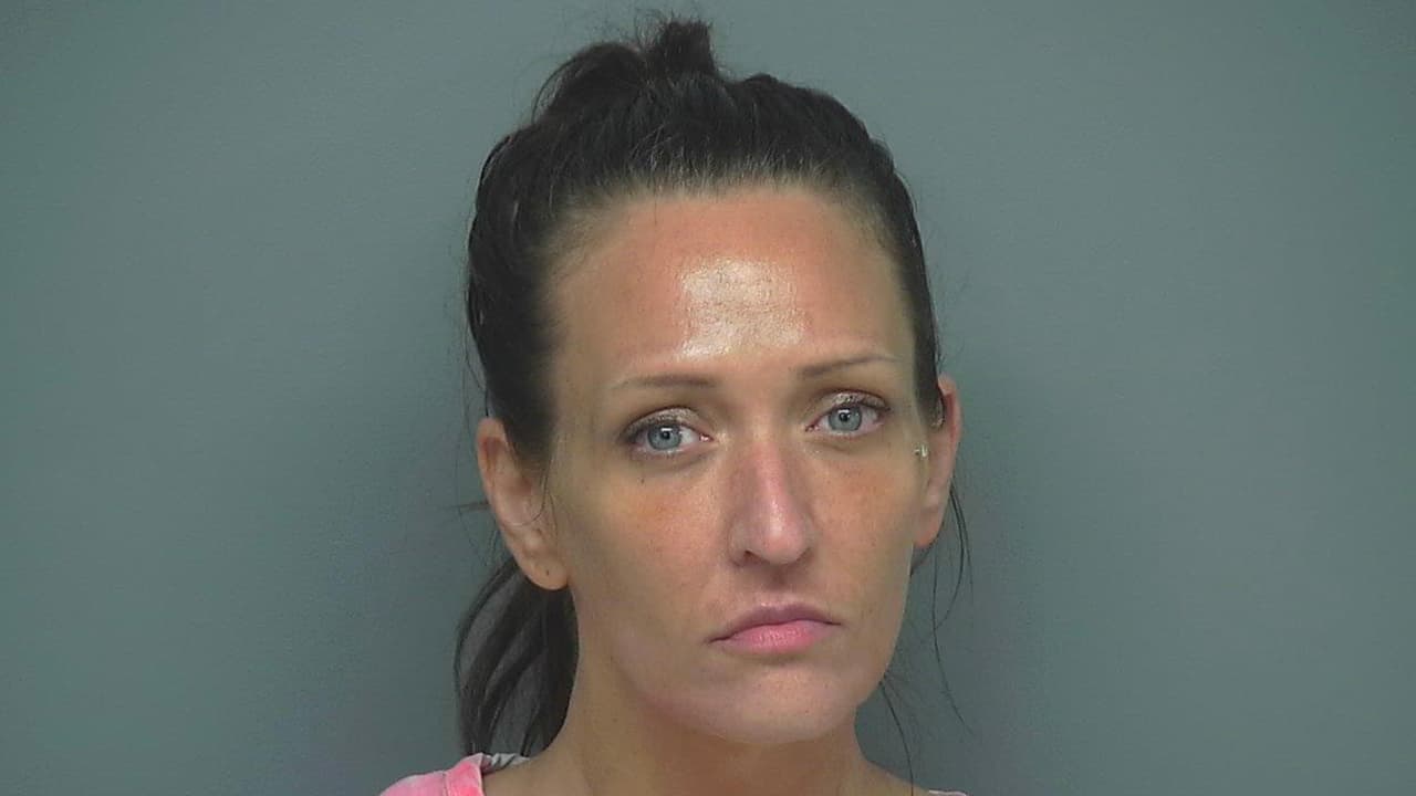 Audra Jo Ackerman, 37 años. Mide 5 pies de estatura, pesa 190 libras. Cabello castaño, ojos azules. Enfrenta cargos de asalto con agravantes con un arma mortal. Último domicilio conocido: North Crossed Birch Place, The Woodlands, Texas.