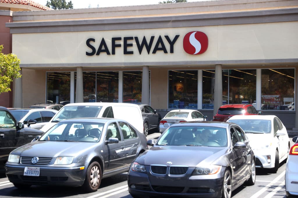 <b>Albertsons Companies,</b> dueña de varios supermercados y tiendas como Safeway, también anunció que seguiría exigiendo el uso de mascarillas. "Creemos que las mascarillas son una herramienta importante en la lucha contra el covid-19 y alentaremos a nuestros clientes a usar mascarillas en nuestras tiendas para asegurarnos de que nuestros empleados no corran riesgo...", 
<a href="https://publish.twitter.com/?query=https%3A%2F%2Ftwitter.com%2FAlbertsons%2Fstatus%2F1393238447066845184&widget=Tweet" target="_blank">dijo la compañía en Twitter</a>.