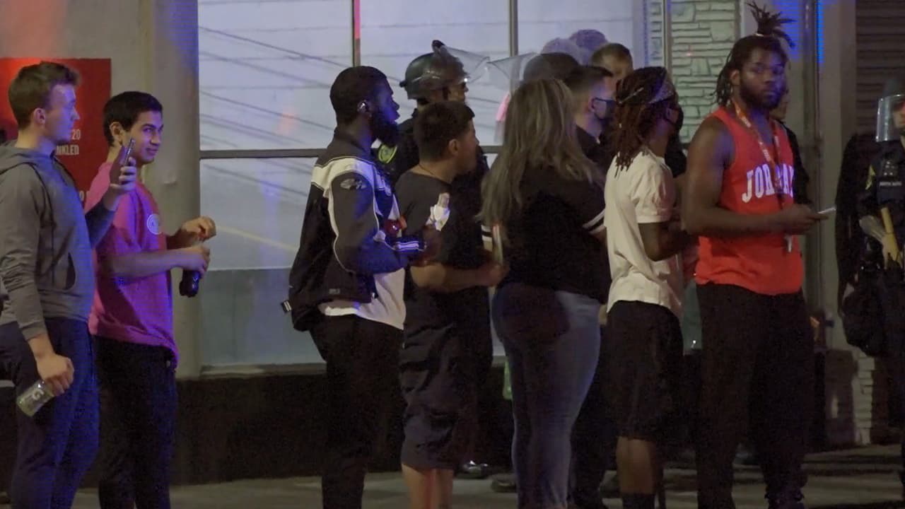 “Por la seguridad de todos, les pido que regresen a casa”, indicó Turner.