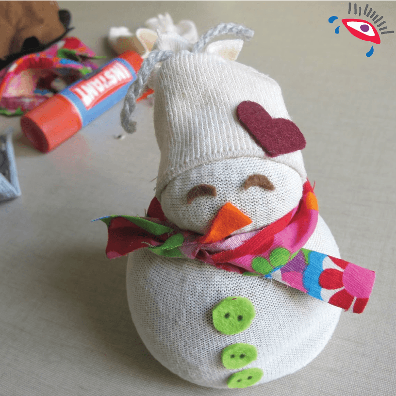 Agrega decoración a tu gusto, ponle de gorrito el otro pedazo de calcetín vacío para la foto.