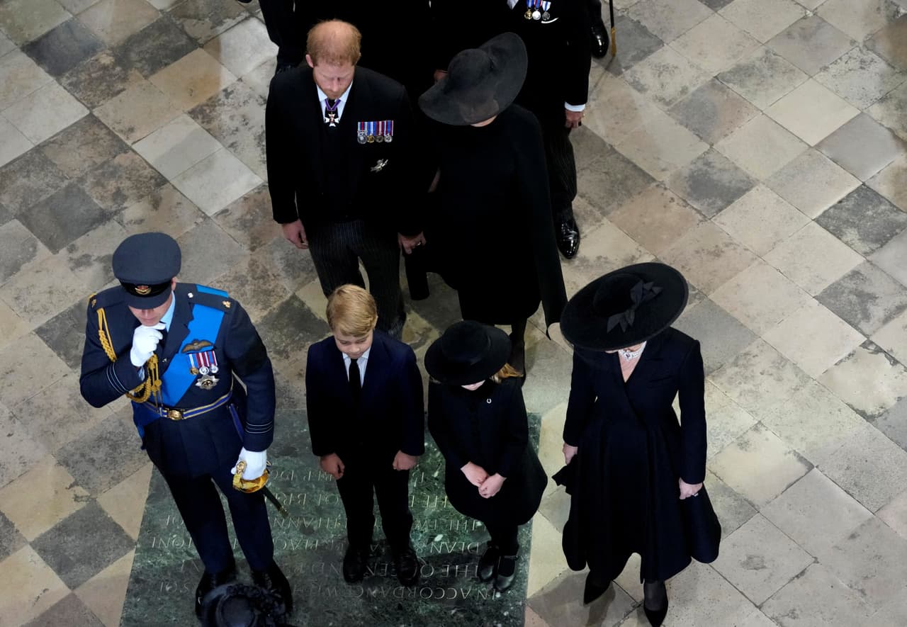 Tras su salida de la corona, la reina Isabel le retiró a ella y al príncipe Harry los títulos de 'sus altezas reales', pero les otorgó conservar los de duques.
<br>