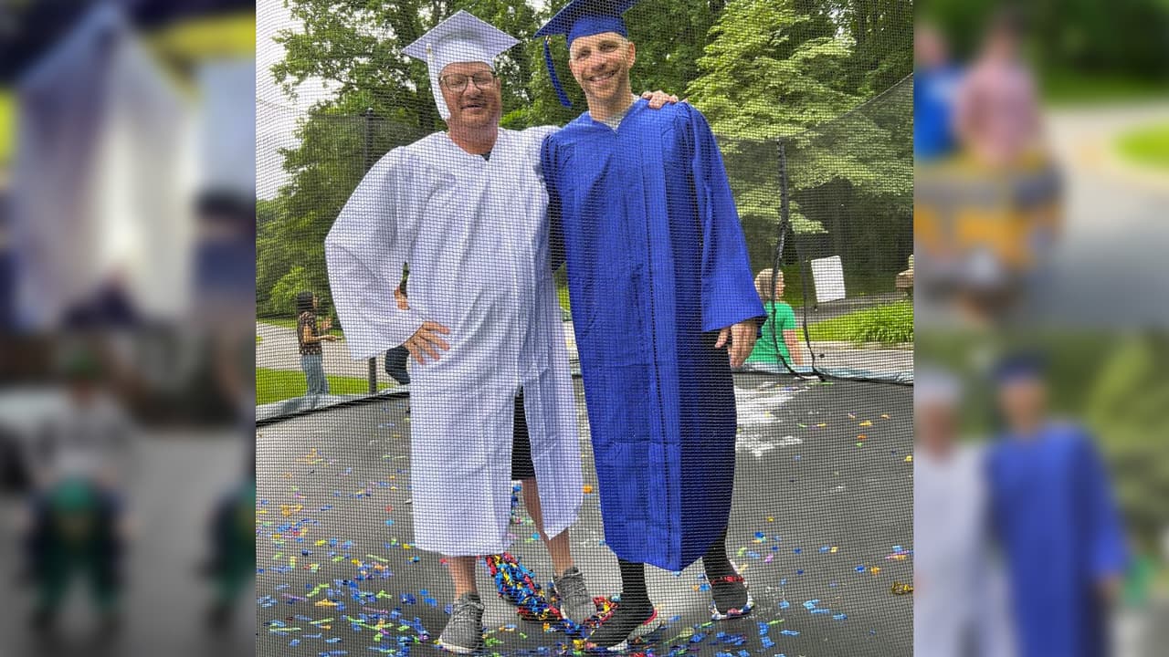 Este jueves fue el último acto, al menos de este año escolar, de Adam y Nick, y por eso se disfrazaron de graduados, celebrando con serpentinas en un trampolín, por el fin de las clases.
