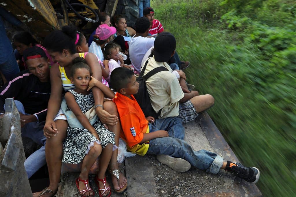 Migrantes centroamericanos, parte de la caravana que desea llegar a Estados Unidos, viajan en un camión en Loma Bonita, en el estado de Oaxaca, México, el sábado 3 de noviembre de 2018. (AP Foto/Rodrigo Abd)