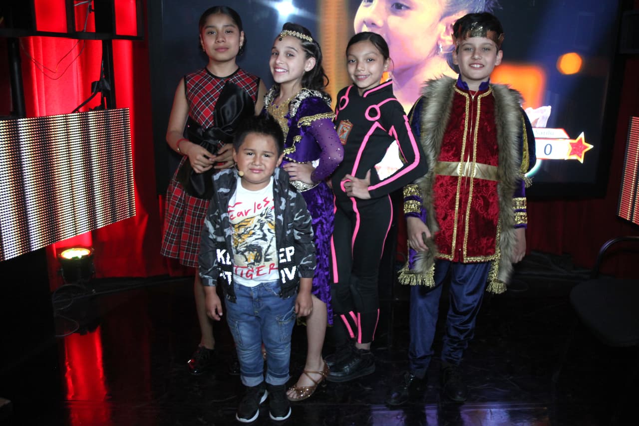 El primer equipo que subió al escenario a presentar sus nèmeros fue el de ‘Giovani y los Sacachispas’, que comenzó con la prueba de baile con Sara y Yamil.