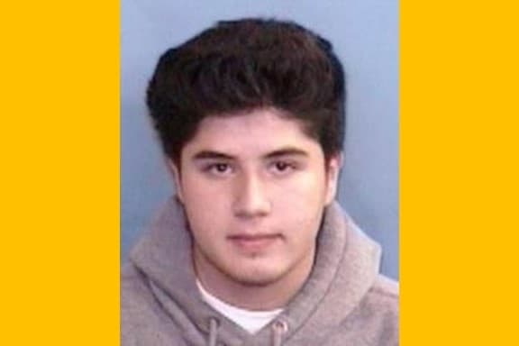 Alejandro Rosales Castillo es buscado por su supuesta participación en el asesinato de una compañera de trabajo en Charlotte, Carolina del Norte, en 2016. El vehículo de la víctima fue localizado en una estación de autobuses en Phoenix, Arizona, el 15 de agosto de 2016. Dos días después, el cuerpo de la víctima fue localizado en un área boscosa en el condado de Cabarrus, Carolina del Norte, con una herida de bala en la cabeza.