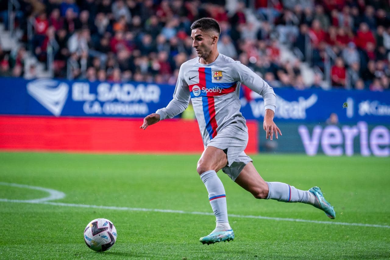 El Barcelona venció 1-2 al Osasuna en El Sadar durante la Jornada 14 de LaLiga de España en un partido que tuvo las expulsiónes de Lewandowski y de Piqué y los goles de Pedri y Rapinha; por los locales marcó David García