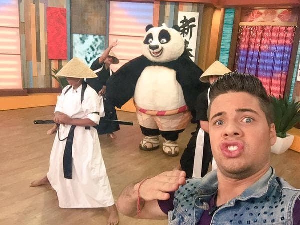 "Llego Po a @DespiertaAmeric con unos campeones del festival de las artes marciales", mostró William. (Octubre 15, 2015)