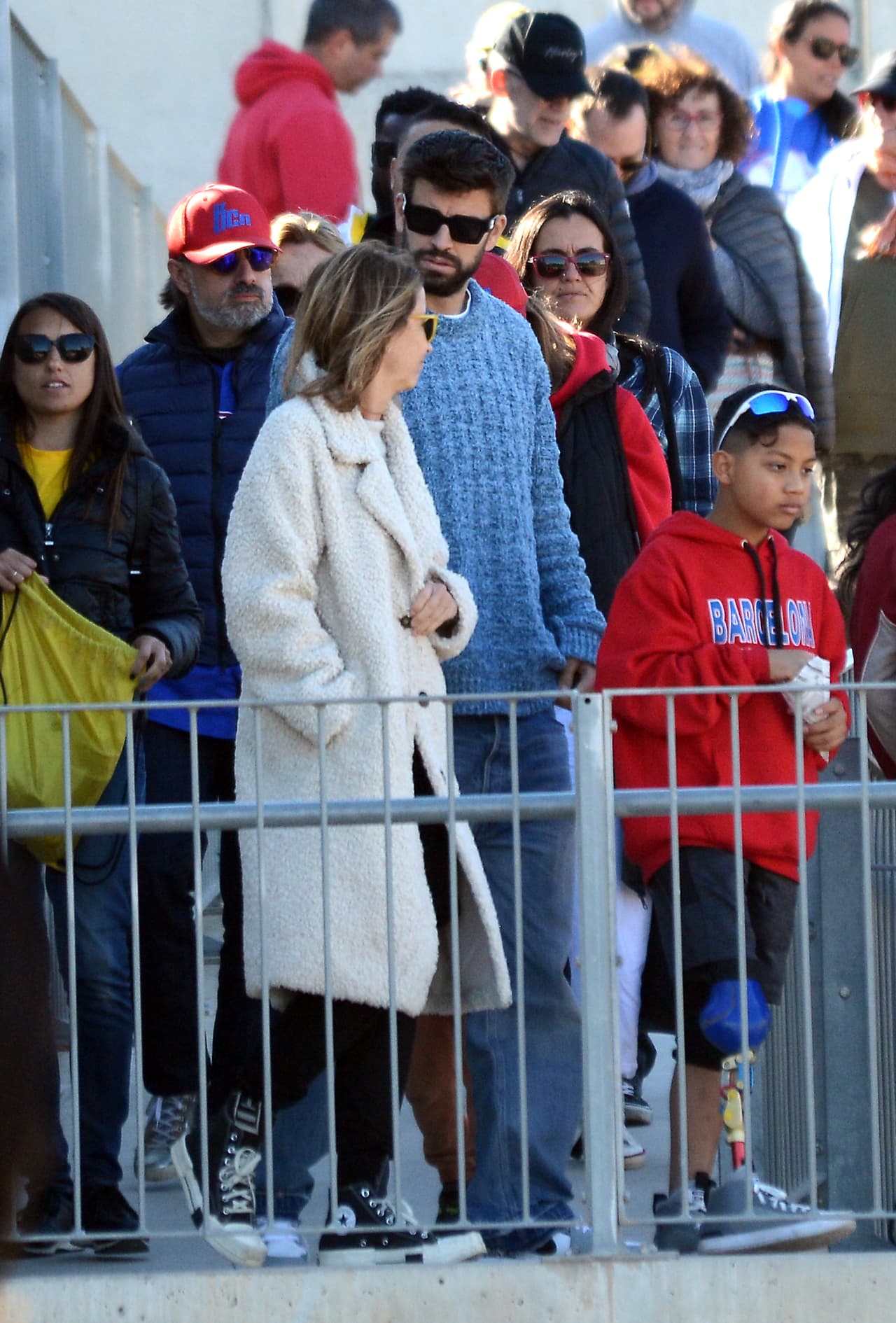 Esta nueva polémica se suscita luego de que 
<b><a href="https://www.univision.com/famosos/pique-shakira-mansion-20-millones-dolares-miami-fotos" target="_blank">la cantante logró llegar a un acuerdo</a></b> con el padre de sus hijos para que se pueda mudar a Miami con los menores. 
<br>