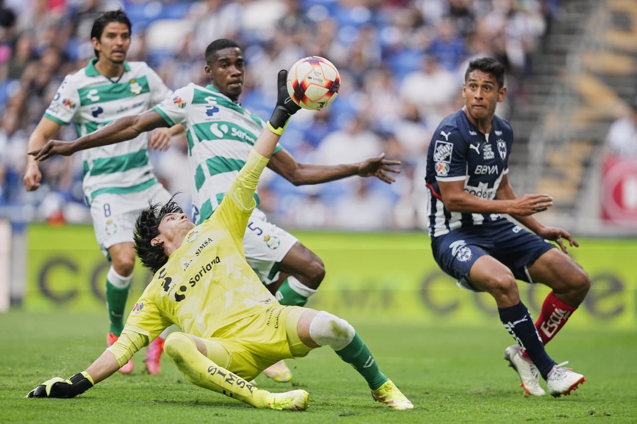 El primer tiempo en el Gigante de Acero entre Rayados y Santos Laguna tuvo de todo: errores, imprecisiones, fallos increíbles y espectáculo por parte de Carlos Acevedo.