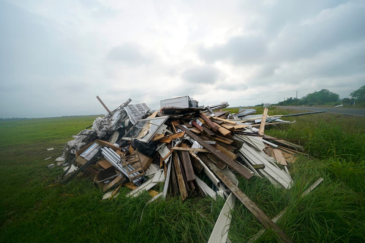 Escombros dejados por Laura apilados en Bell City, Louisiana. Estos restos pueden ser peligrosos durante el paso del nuevo huracán. Las piezas más pequeñas podrían ser arrastradas por el viento y convertirse en proyectiles.