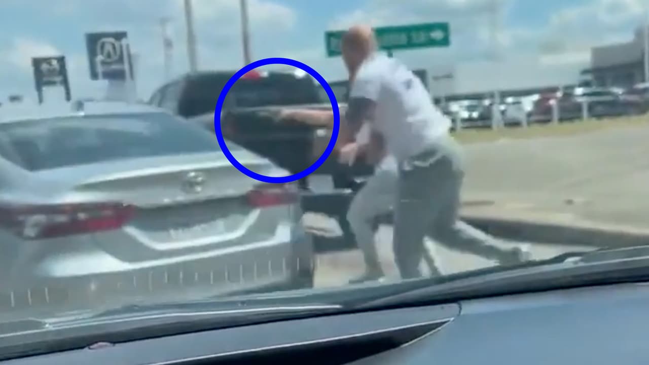 Ortiz también se bajó del automóvil y cuando la víctima quiso escapar de la escena, ella sacó una pistola y disparó dos veces, una de ellas hacía el automóvil en el que viajaba el menor, de 2 años.