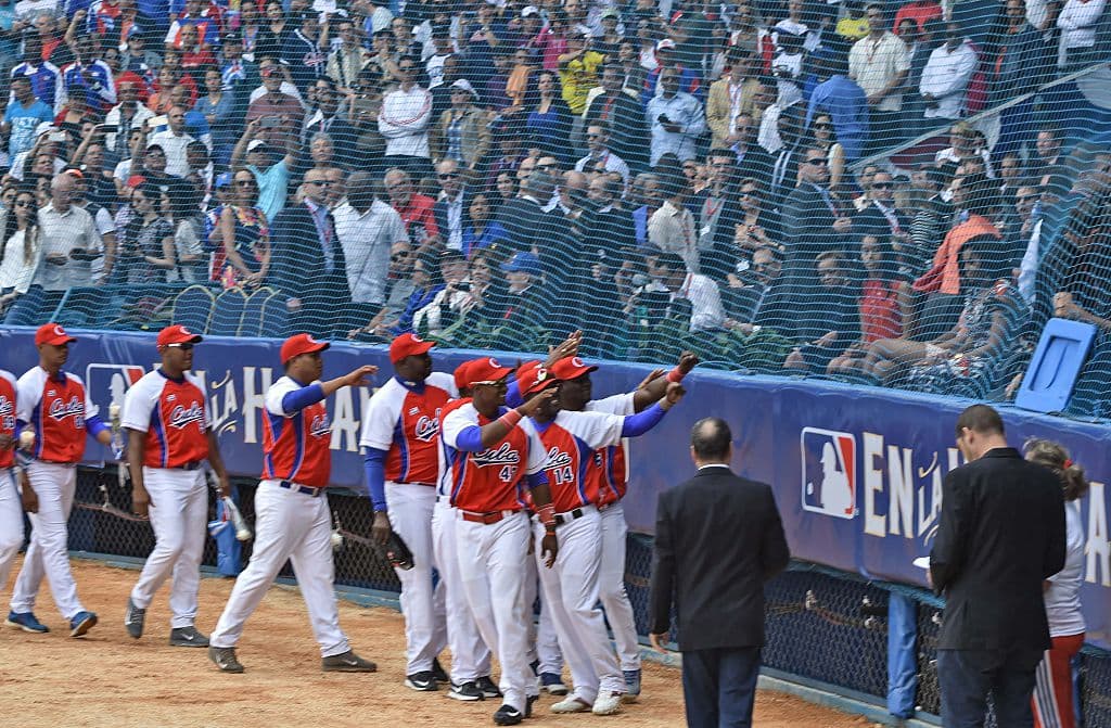Los mandatarios saludaron a los jugadores de la selección cubana. (Foto GettyImages)
