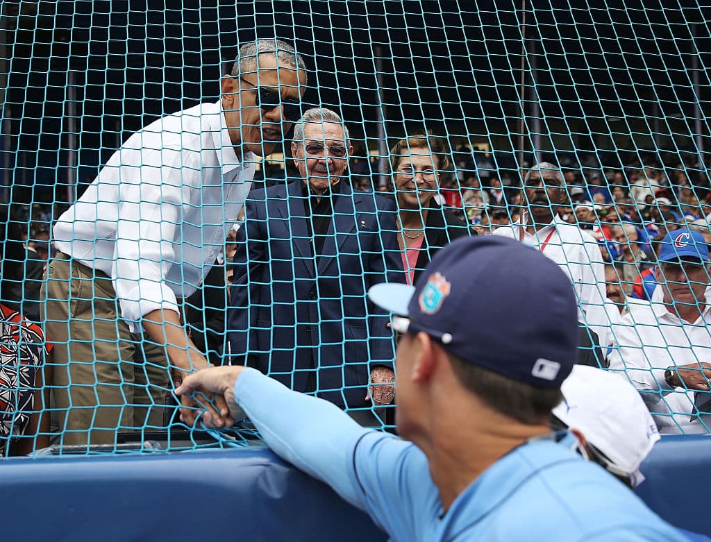 Obama y Castro saludaron a uno de los jugadores del Tampa Bay. (Foto GettyImages)