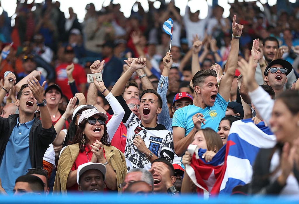 Fanáticos del béisbol celebran durante el primer inning del encuentro entre Cuba y los Rays de Tampa Bay. (Foto GettyImages)