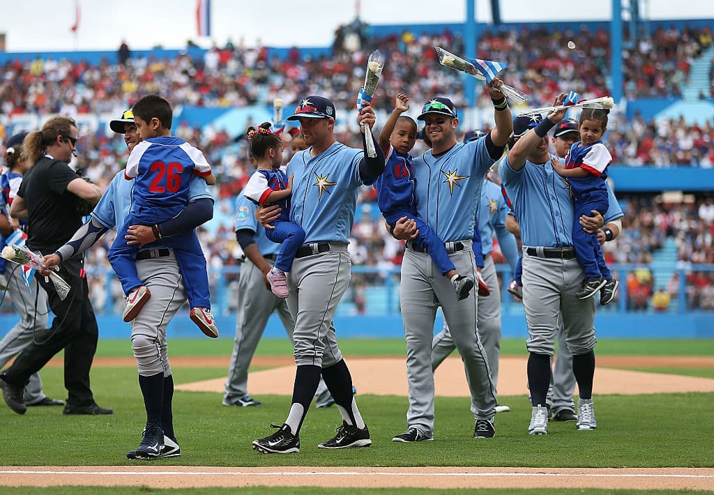 Los jugadores de Tampa Bay marcharon por el campo antes de iniciar el partido. (Foto GettyImages)