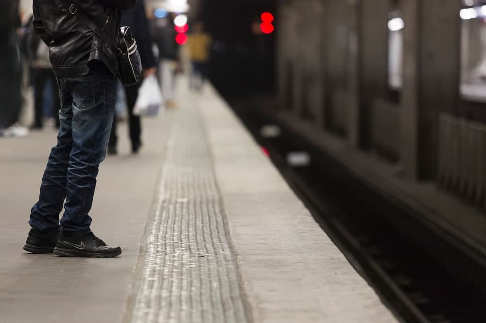 Una joven retransmite en directo por teléfono su suicidio tirándose a las vías del tren 