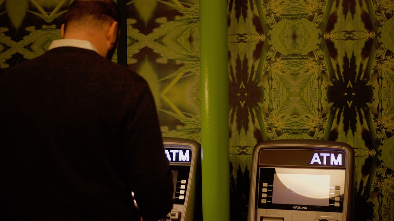 En el dispensario de Chicago, los clientes pagan con efectivo.
<a href="https://www.univision.com/shows/noticiero-univision/bancos-rechazan-a-empresarios-de-marihuana-en-colorado-video">No se aceptan tarjetas de ningún banco,</a> debido a que las instituciones financieras se rigen por reglas federales, y a este nivel, la droga es ilegal.