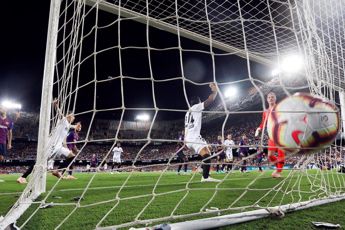 A los dos minutos de juego, el argentino Ezequiel Garay abrió el marcador a favor del Valencia.